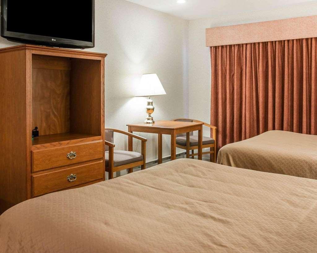 Quality Inn & Suites Mackinaw City Beachfront Rum bild
