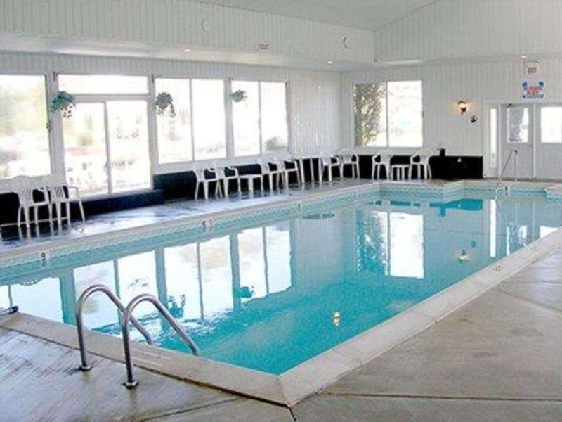 Quality Inn & Suites Mackinaw City Beachfront Exteriör bild