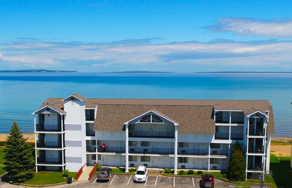Quality Inn & Suites Mackinaw City Beachfront Exteriör bild