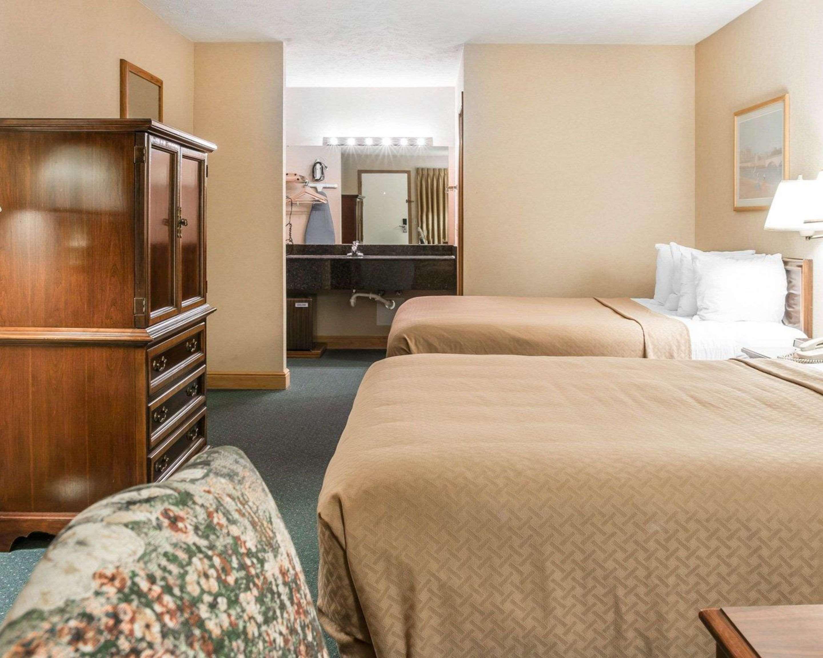 Quality Inn & Suites Mackinaw City Beachfront Exteriör bild