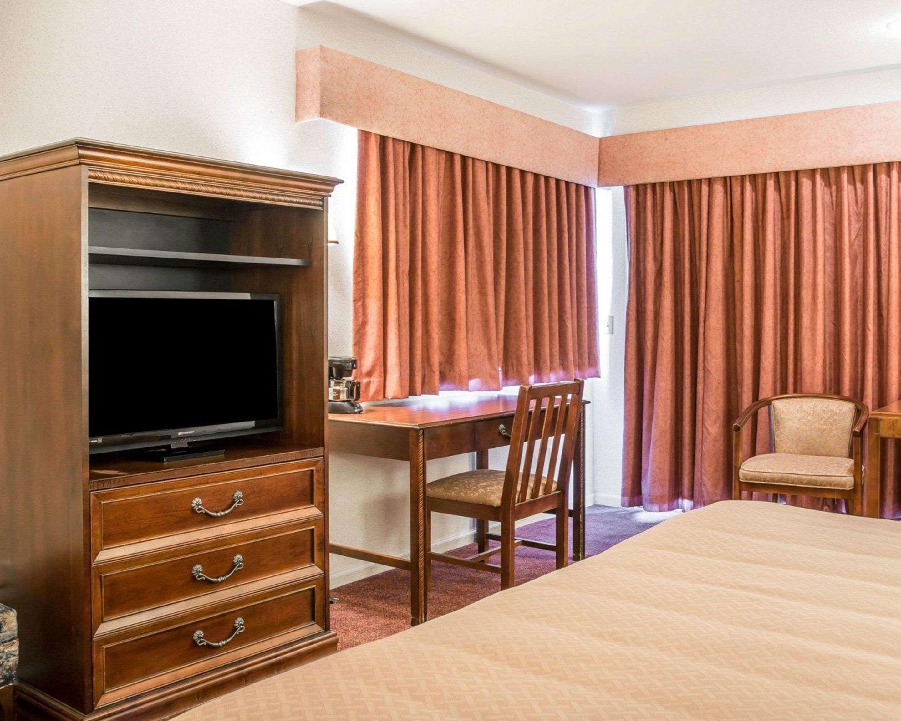 Quality Inn & Suites Mackinaw City Beachfront Exteriör bild
