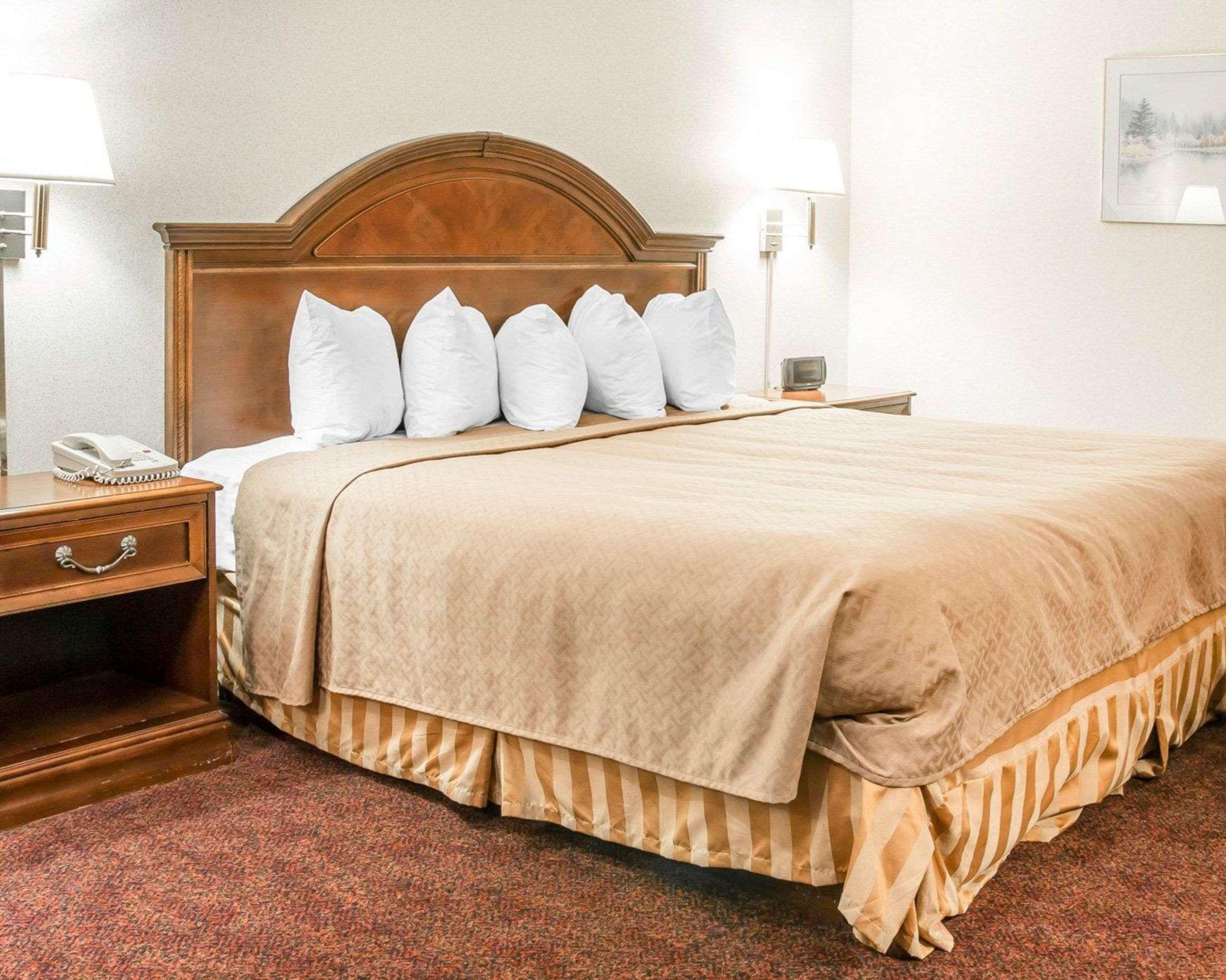 Quality Inn & Suites Mackinaw City Beachfront Exteriör bild