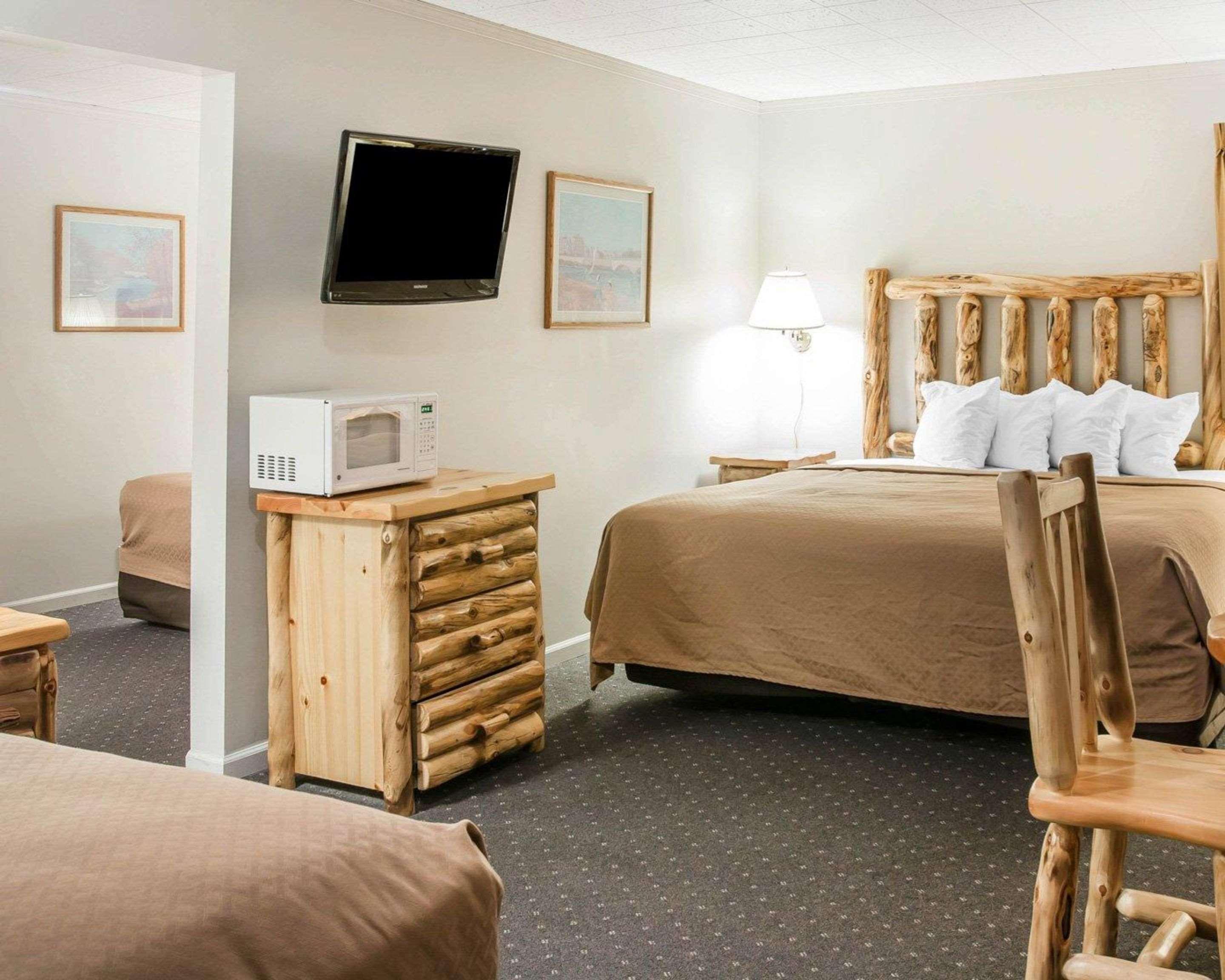 Quality Inn & Suites Mackinaw City Beachfront Exteriör bild