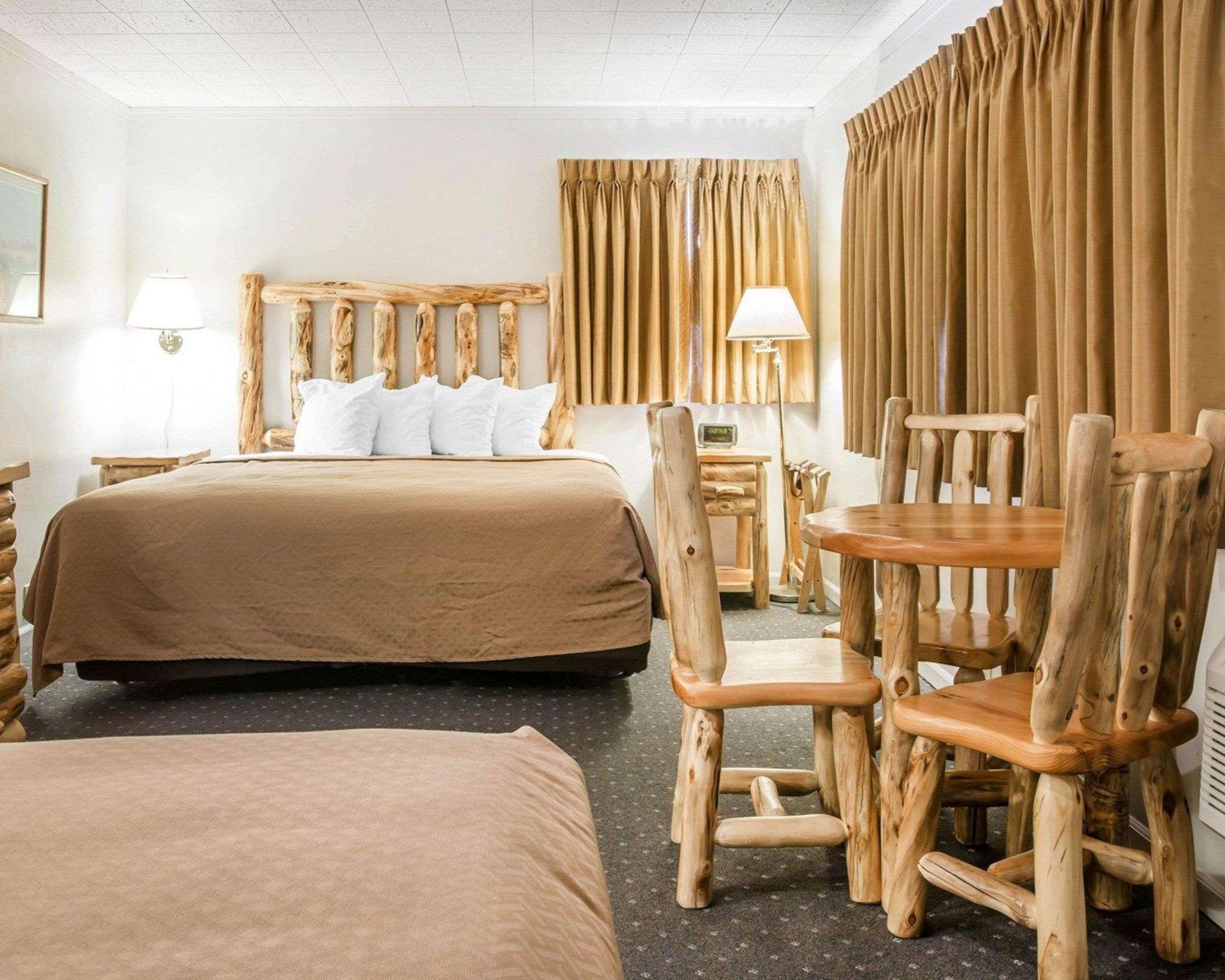 Quality Inn & Suites Mackinaw City Beachfront Exteriör bild