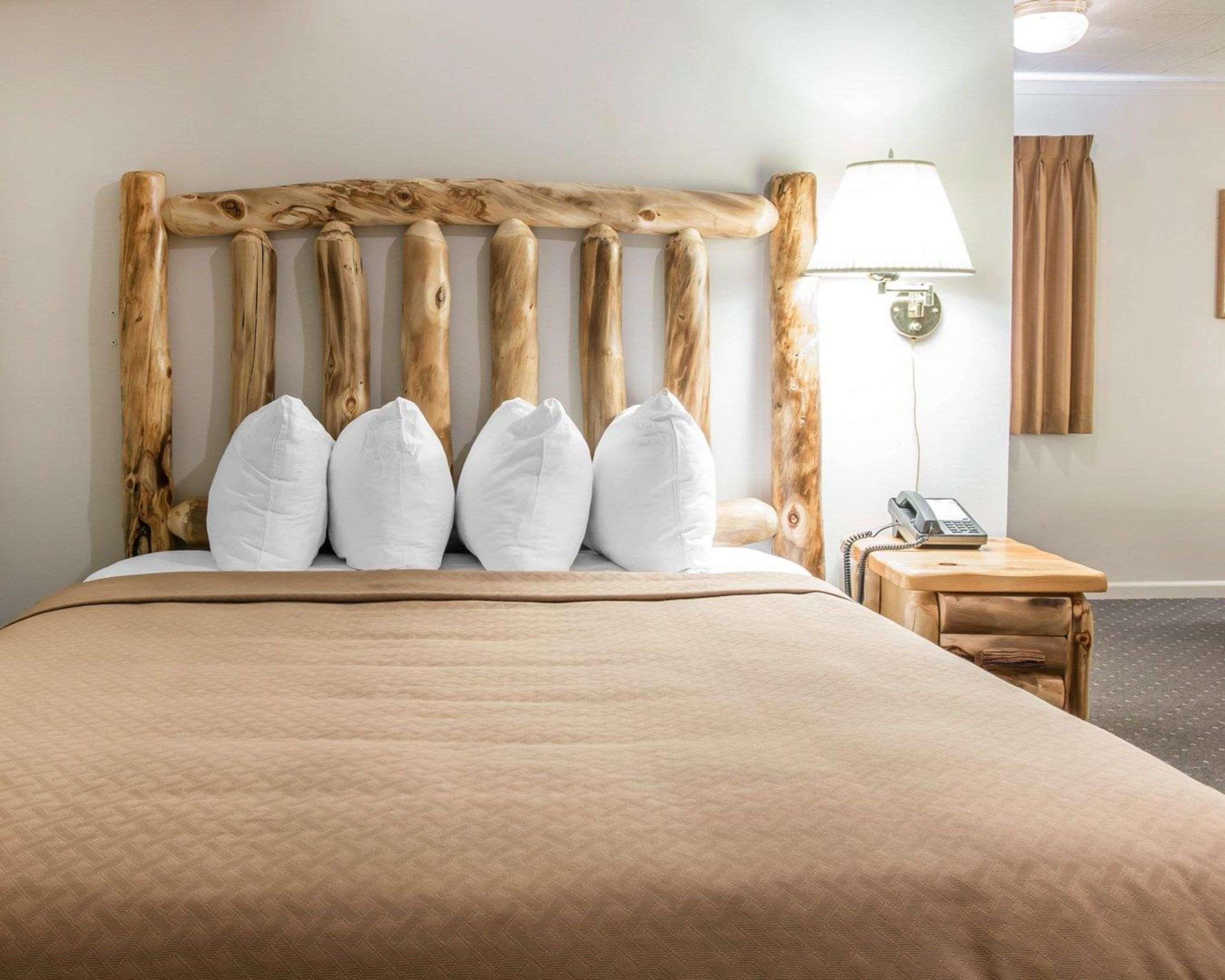 Quality Inn & Suites Mackinaw City Beachfront Exteriör bild