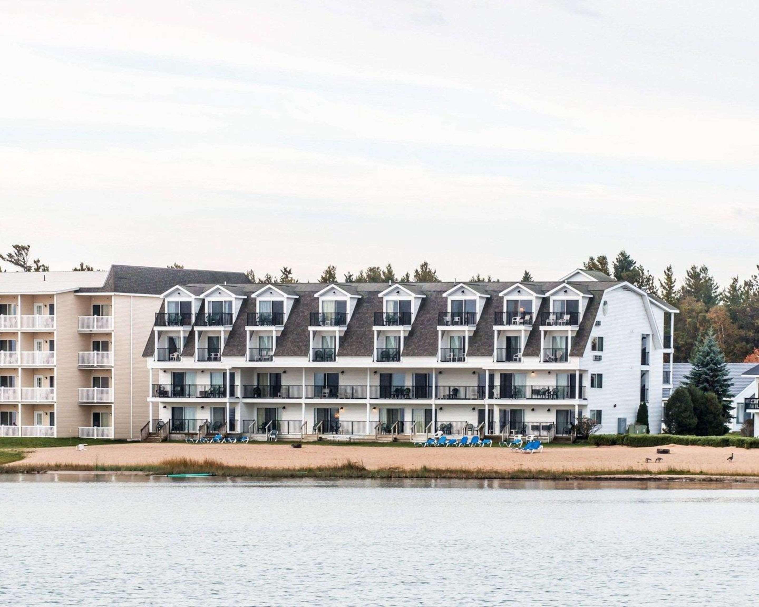Quality Inn & Suites Mackinaw City Beachfront Exteriör bild