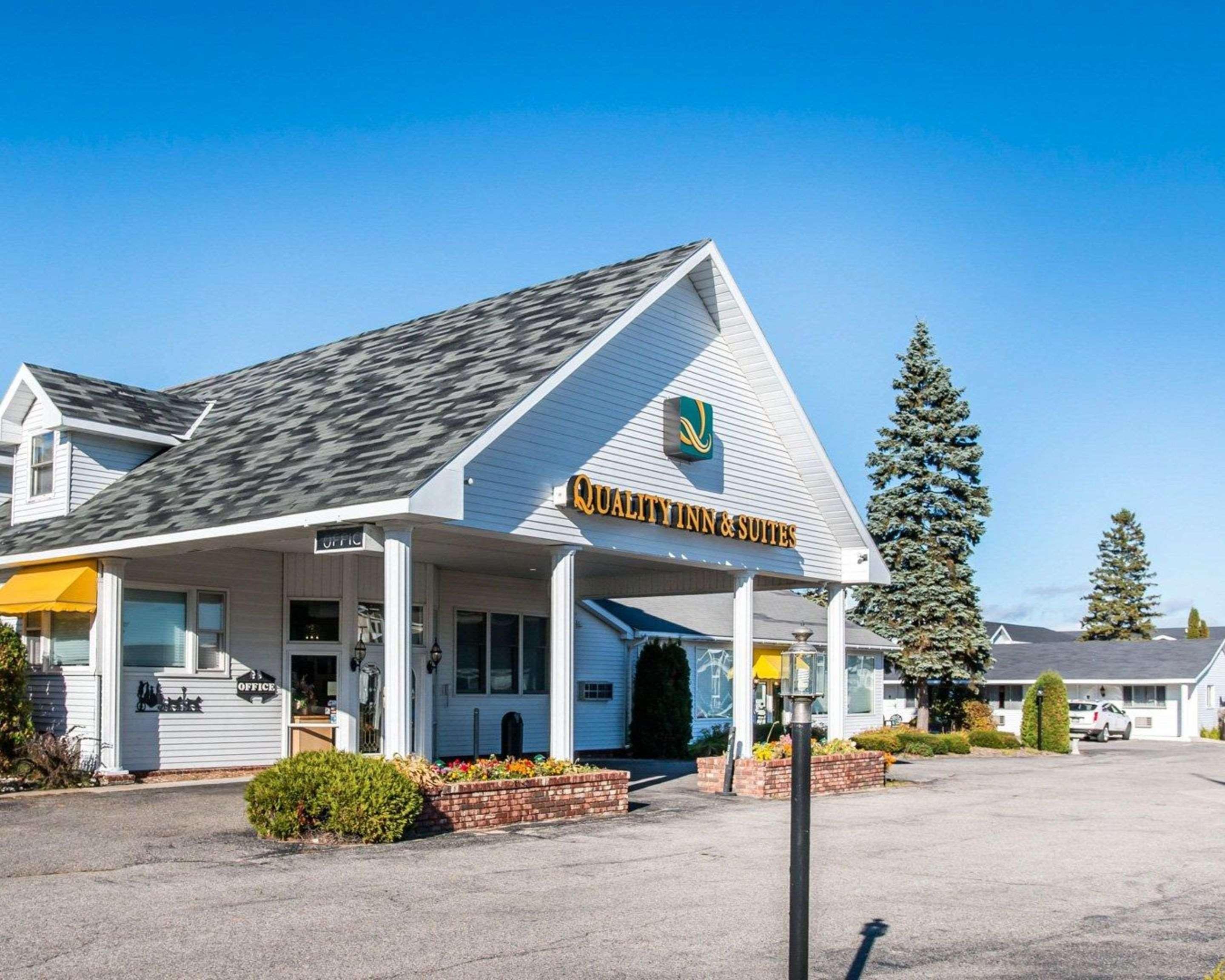 Quality Inn & Suites Mackinaw City Beachfront Exteriör bild