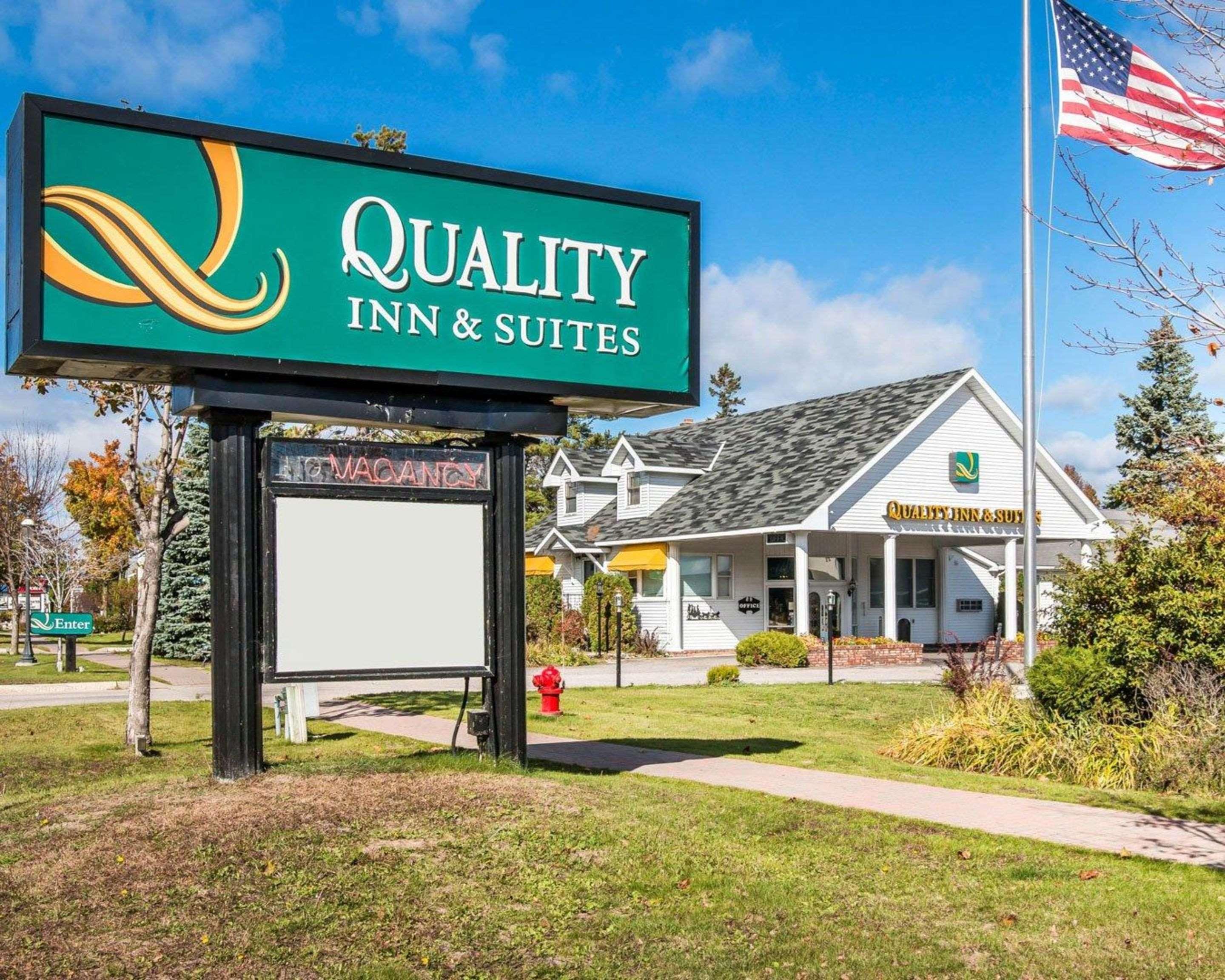 Quality Inn & Suites Mackinaw City Beachfront Exteriör bild