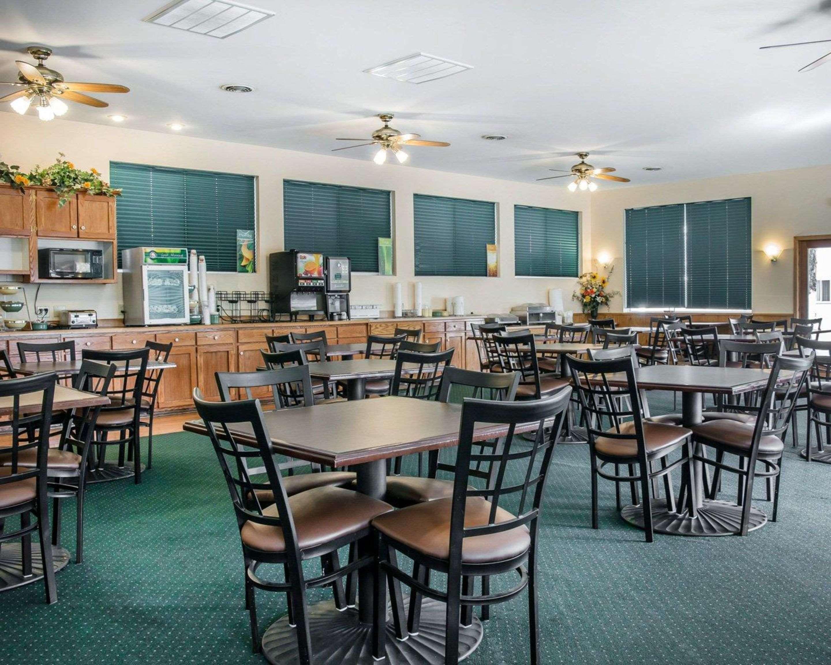 Quality Inn & Suites Mackinaw City Beachfront Exteriör bild
