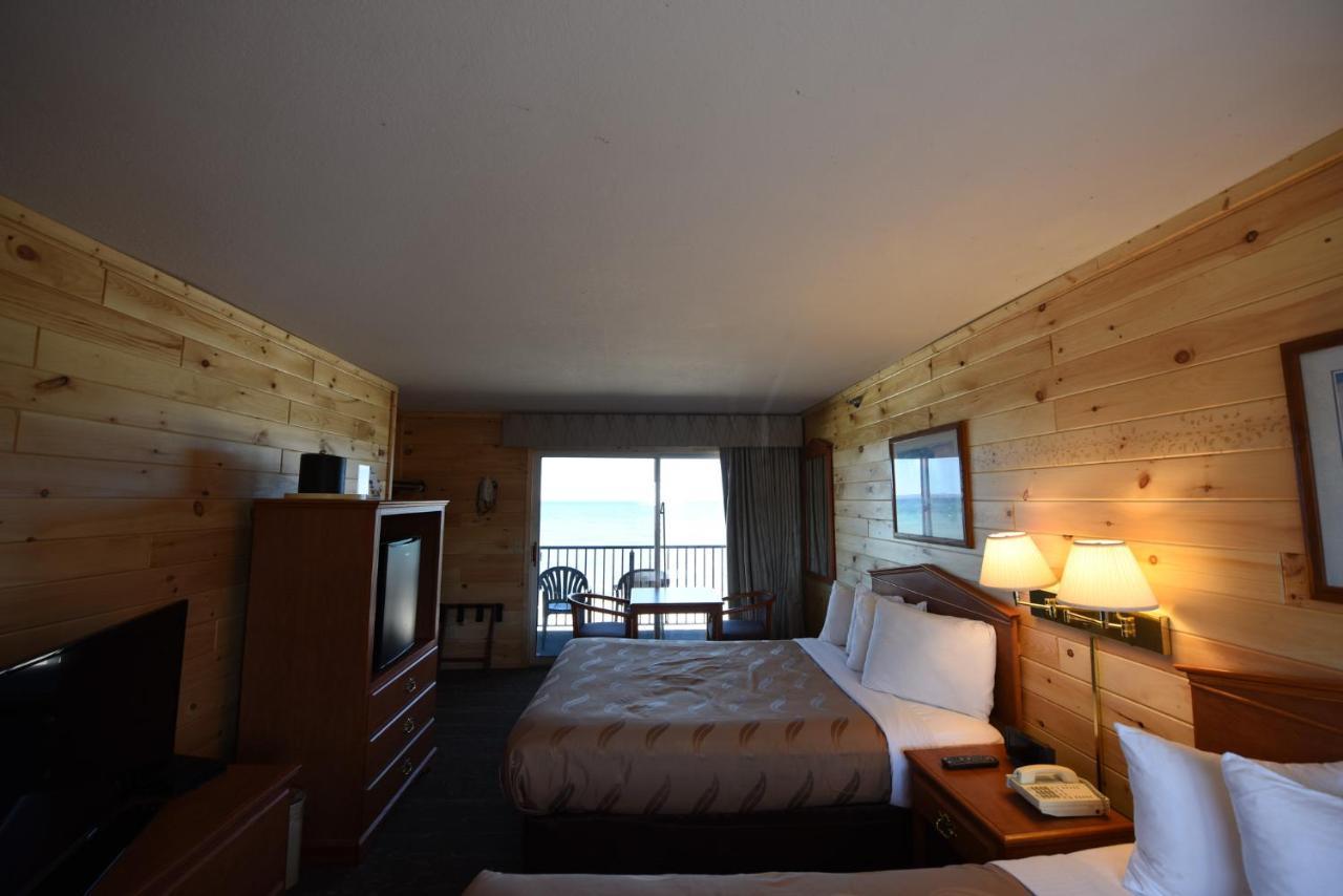 Quality Inn & Suites Mackinaw City Beachfront Exteriör bild