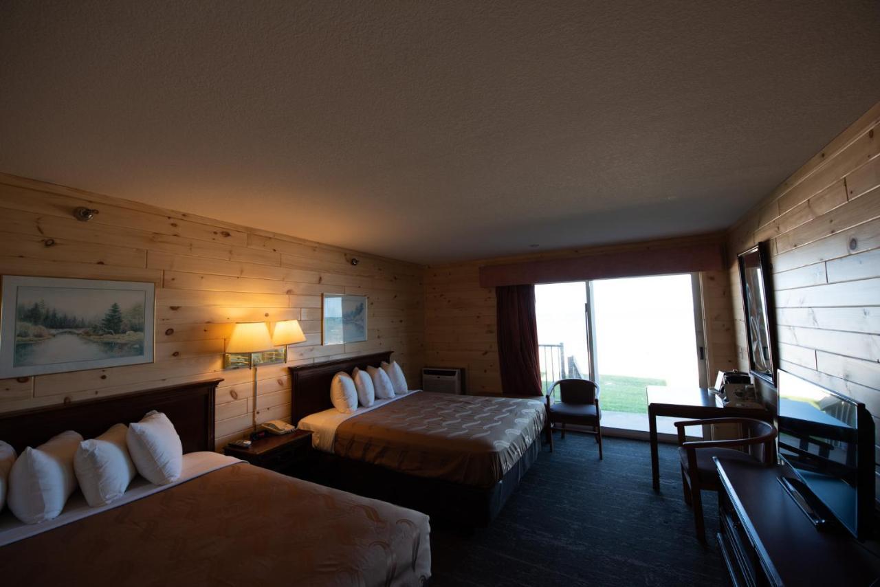 Quality Inn & Suites Mackinaw City Beachfront Exteriör bild