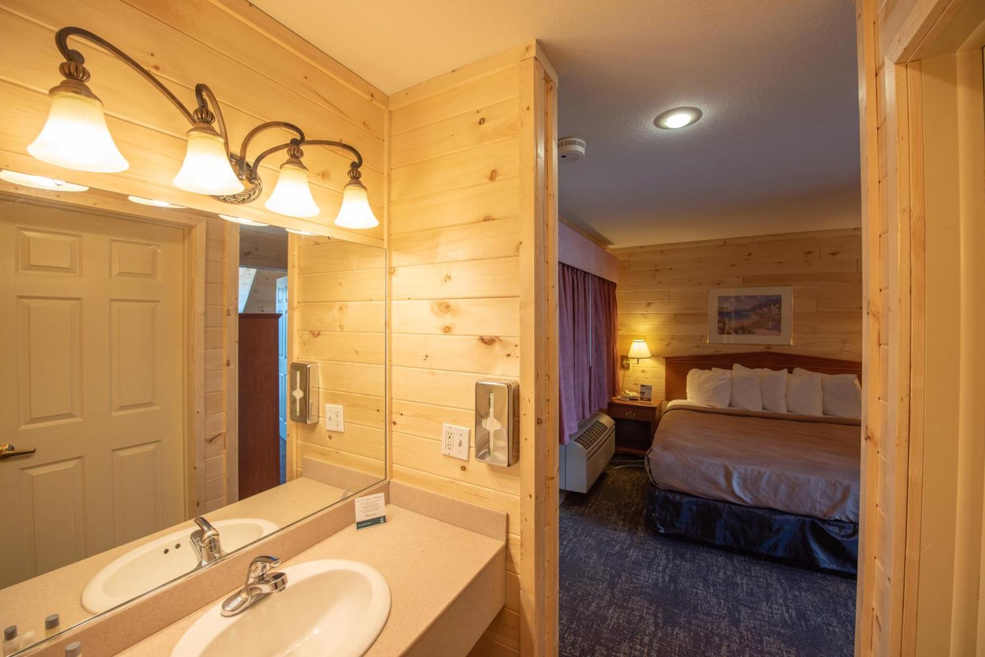 Quality Inn & Suites Mackinaw City Beachfront Exteriör bild