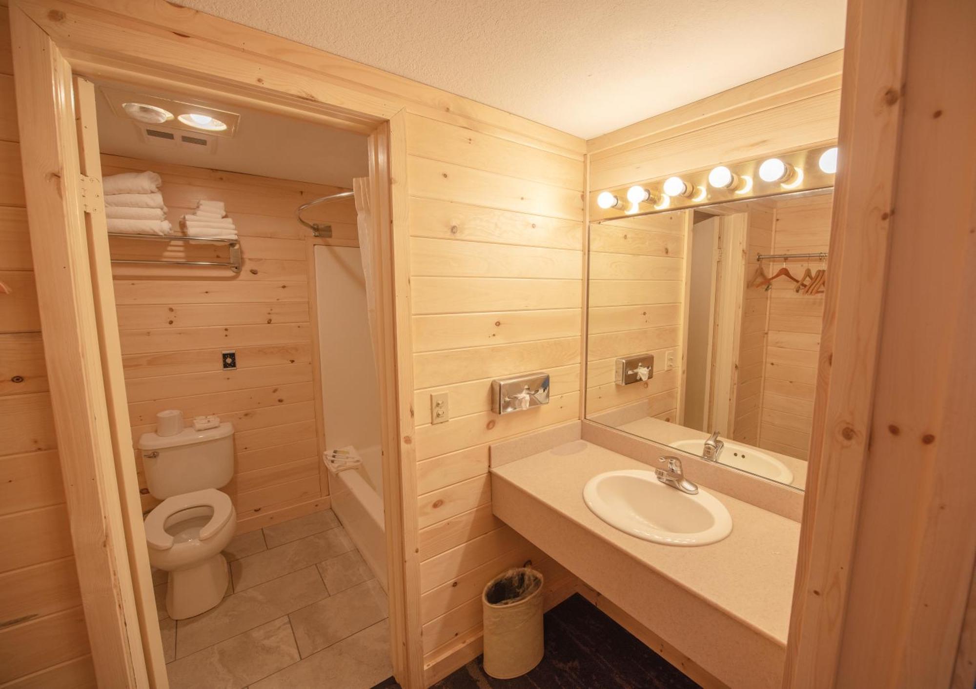 Quality Inn & Suites Mackinaw City Beachfront Exteriör bild