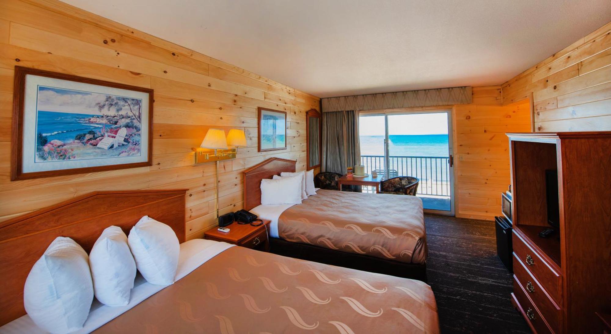 Quality Inn & Suites Mackinaw City Beachfront Exteriör bild