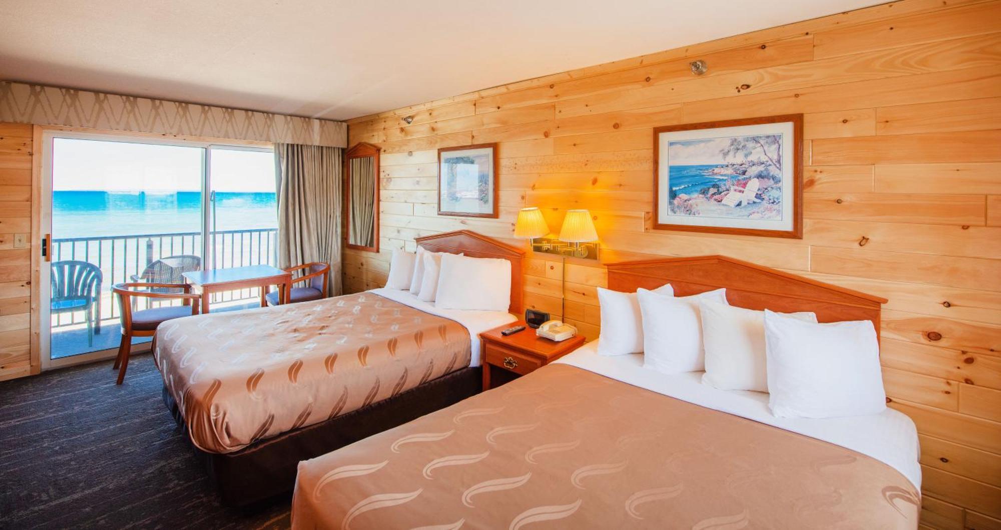 Quality Inn & Suites Mackinaw City Beachfront Exteriör bild