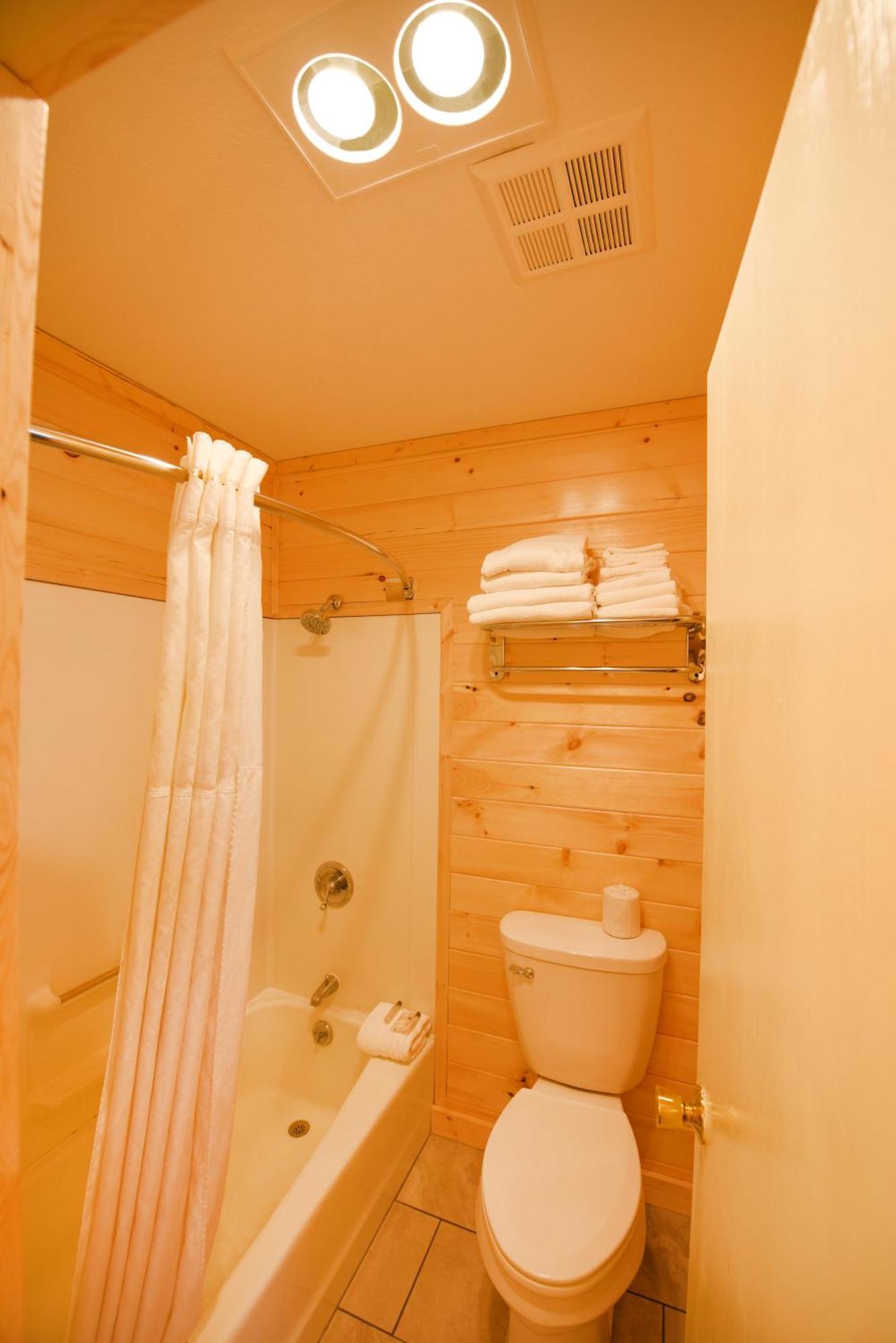 Quality Inn & Suites Mackinaw City Beachfront Exteriör bild