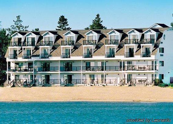 Quality Inn & Suites Mackinaw City Beachfront Exteriör bild