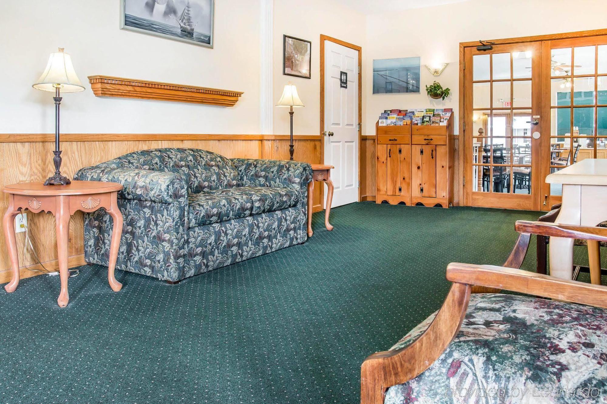 Quality Inn & Suites Mackinaw City Beachfront Exteriör bild