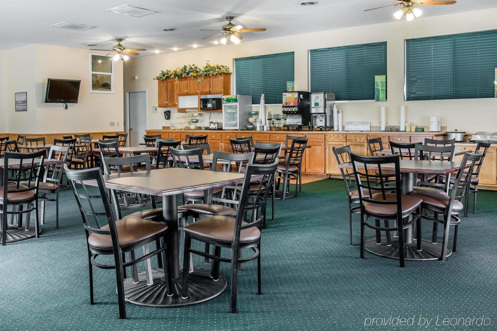 Quality Inn & Suites Mackinaw City Beachfront Exteriör bild