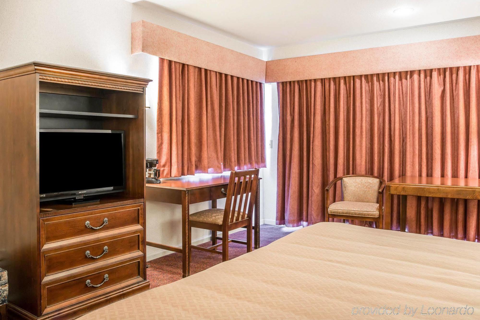 Quality Inn & Suites Mackinaw City Beachfront Exteriör bild