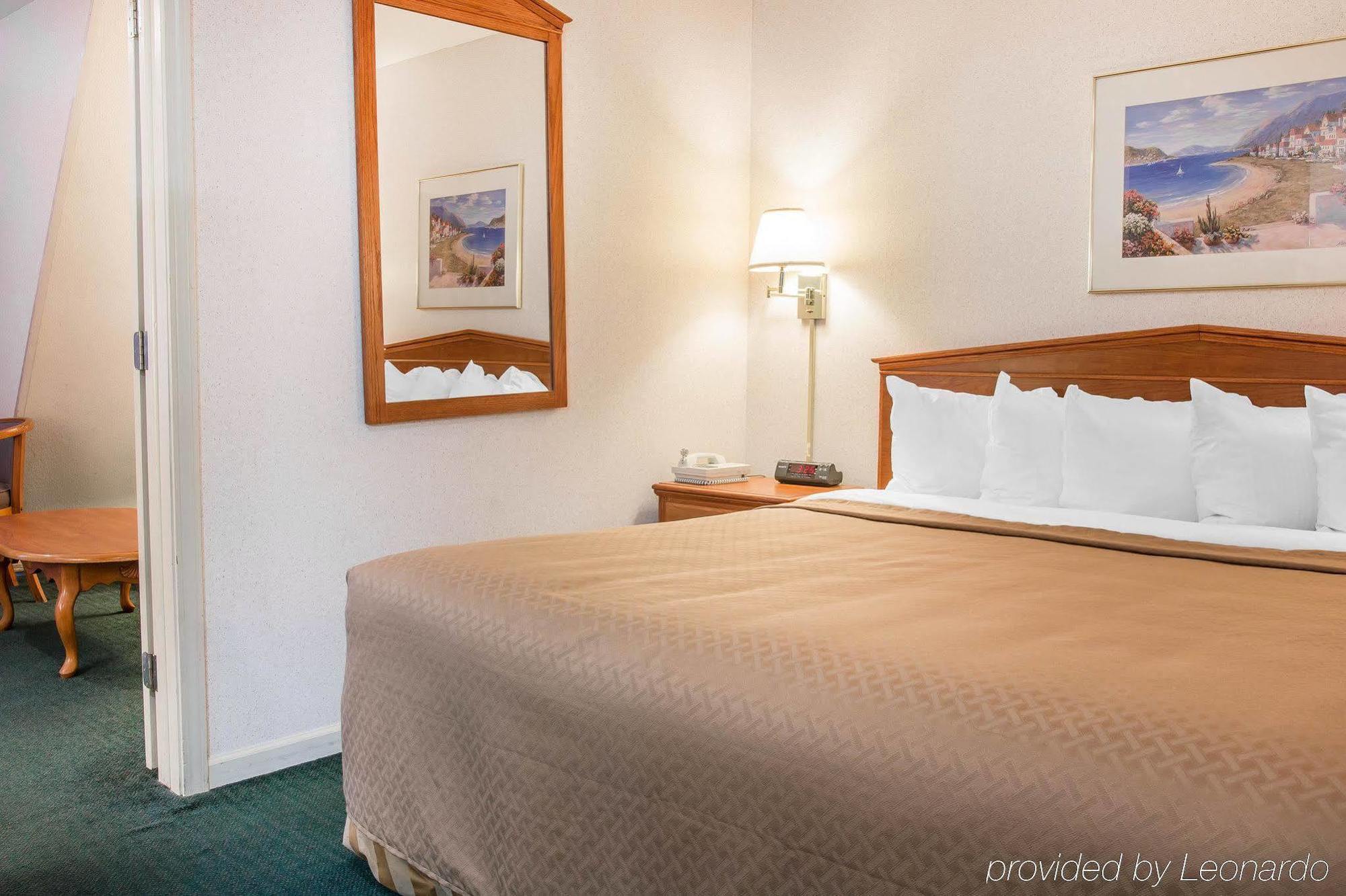 Quality Inn & Suites Mackinaw City Beachfront Exteriör bild