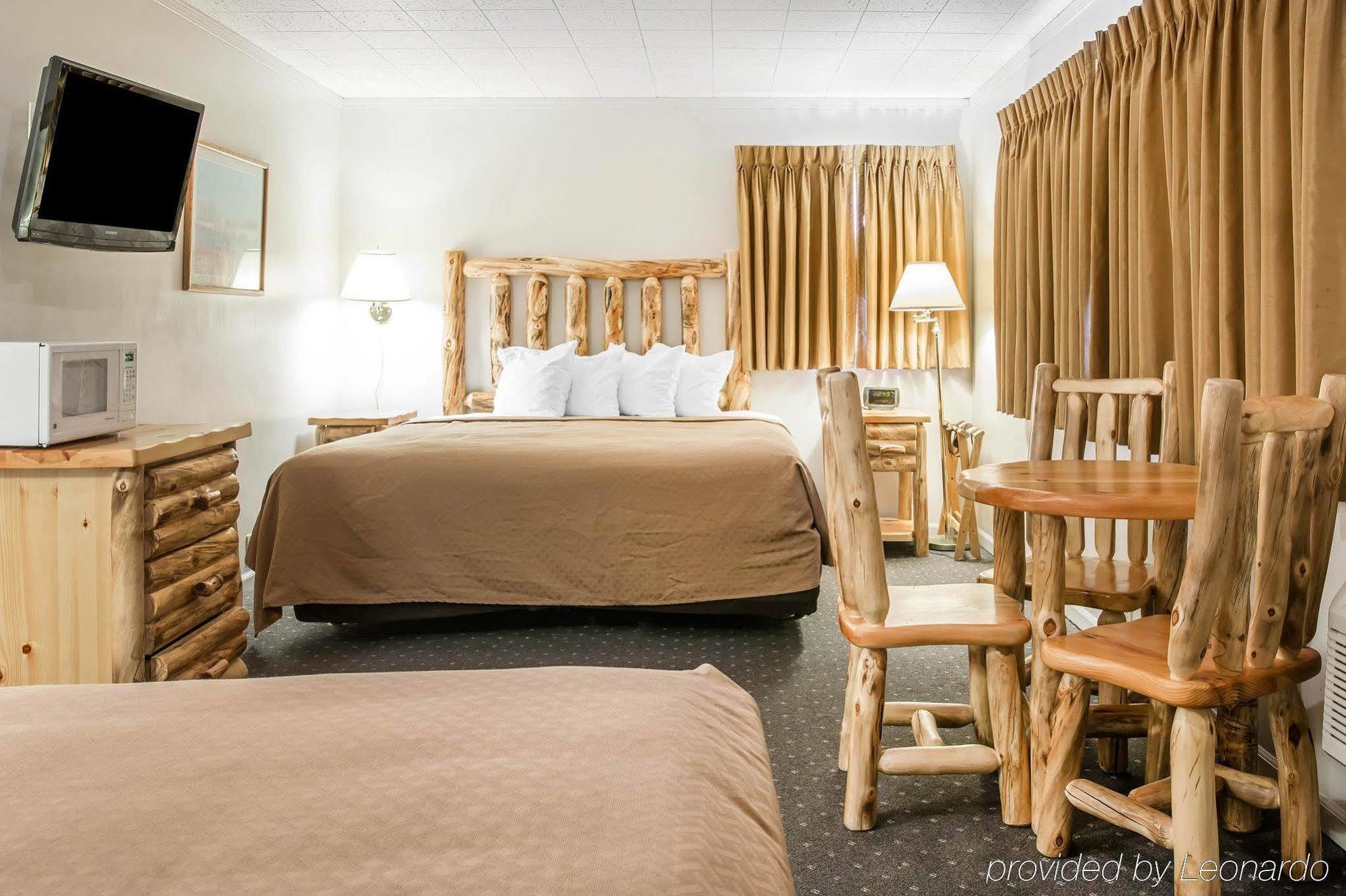 Quality Inn & Suites Mackinaw City Beachfront Exteriör bild