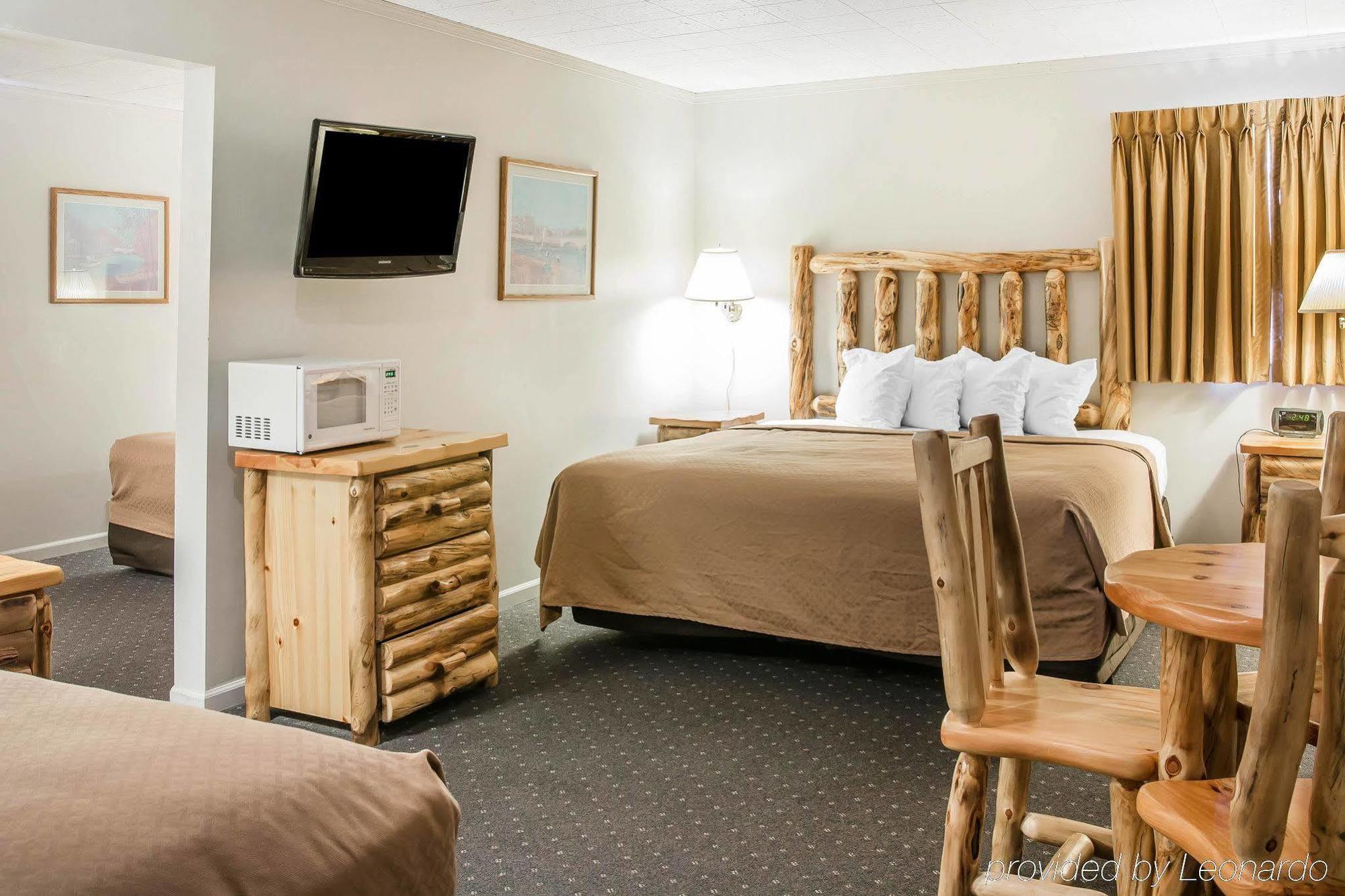 Quality Inn & Suites Mackinaw City Beachfront Exteriör bild