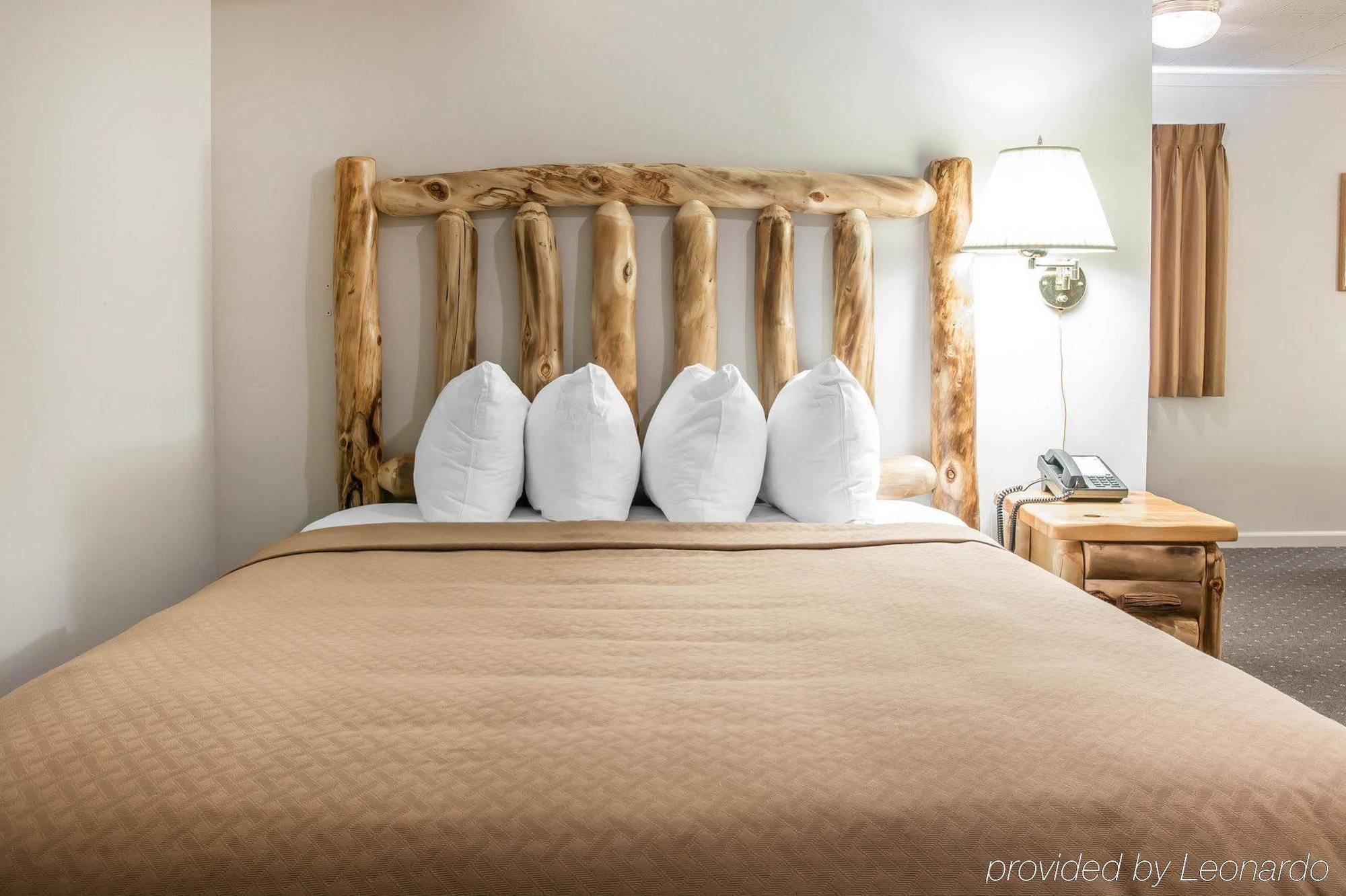Quality Inn & Suites Mackinaw City Beachfront Exteriör bild