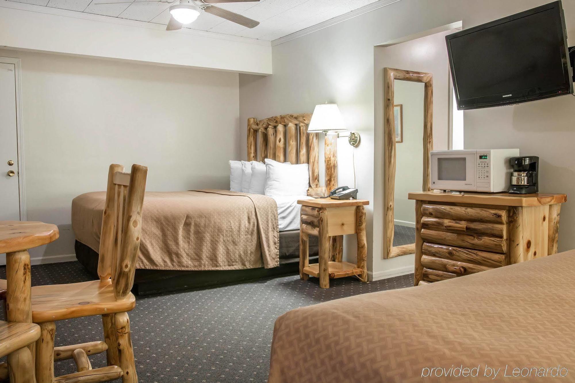 Quality Inn & Suites Mackinaw City Beachfront Exteriör bild