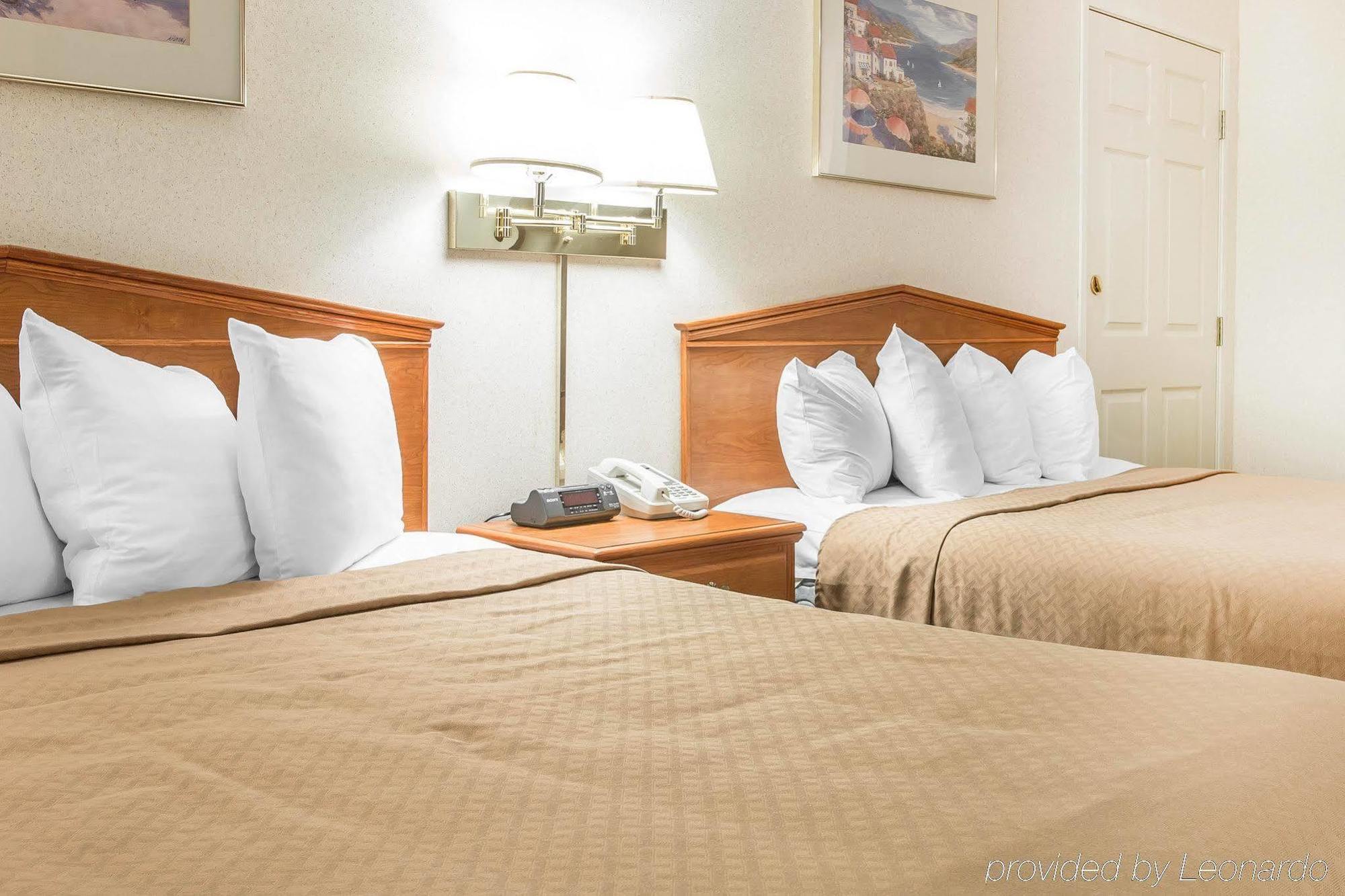 Quality Inn & Suites Mackinaw City Beachfront Exteriör bild