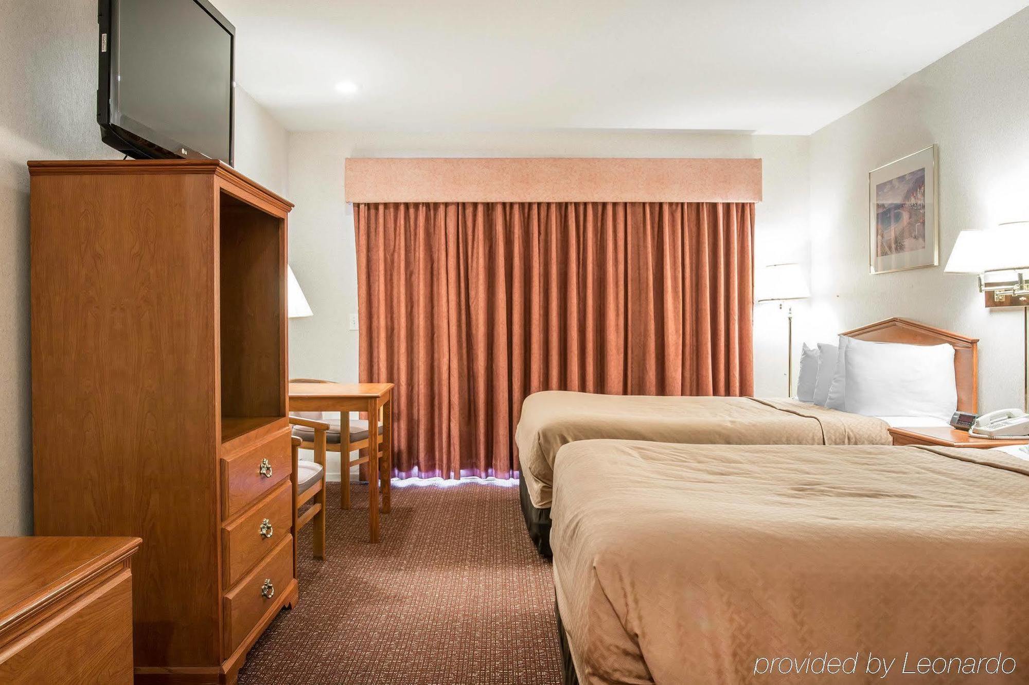 Quality Inn & Suites Mackinaw City Beachfront Exteriör bild