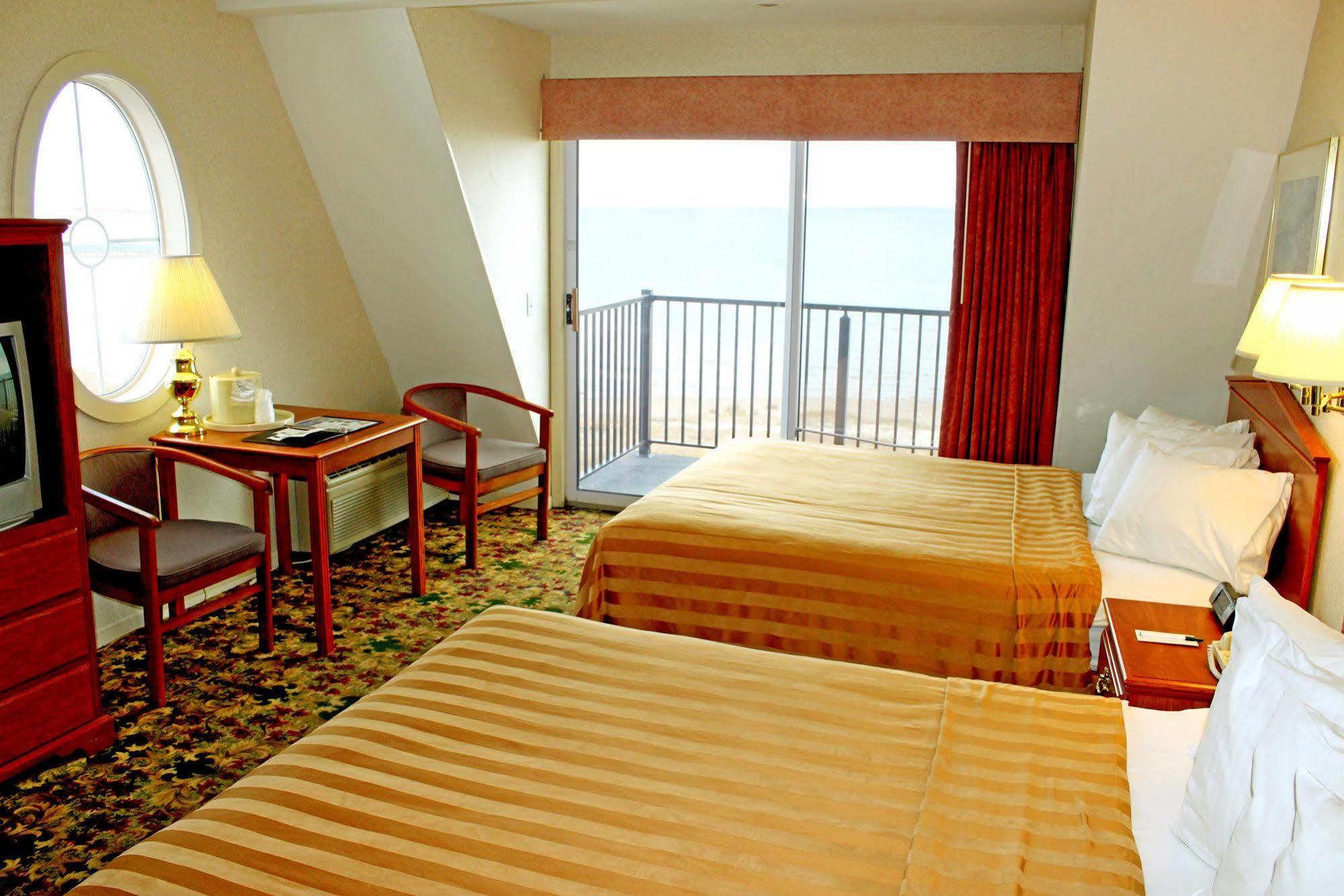 Quality Inn & Suites Mackinaw City Beachfront Exteriör bild
