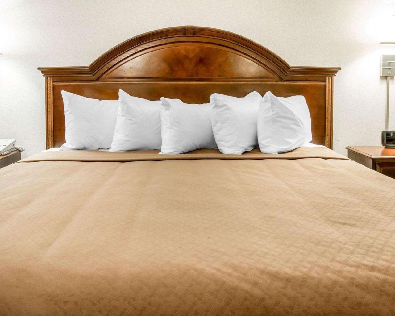 Quality Inn & Suites Mackinaw City Beachfront Exteriör bild